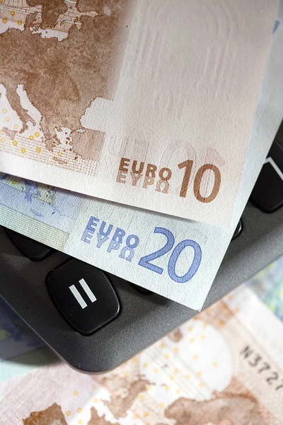Moneda Europea Billetes Diez Veinte Euros Sobre Una Calculadora Formato — Foto de Stock