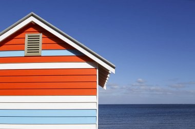 Brighton plaj kulübe Melbourne, Avustralya Yaz mavi gökyüzü ve okyanus arka plan ile