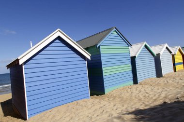 Brighton plaj kulübe mavi gökyüzü ve okyanus arka plan ile dramatik bir açı Melbourne, Avustralya'da