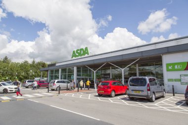 Swansea, İngiltere: 22 Mayıs 2016: alışveriş girin ve meşgul bir Asda mağazadan çıkarken. Otomobil en yakın giriş Engelli alanlarda park ettiniz. Asda mağazaları sınırlı Amerikan Wal-mart tarafından sahibi olduğu.