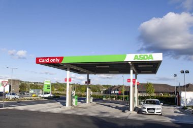 Swansea, İngiltere: 22 Mayıs 2016: bir Asda süpermarket bir Self-Servis benzin istasyonunda. Leeds, West Yorkshire merkezi bir Amerikan sermayeli, İngiliz kurulan süpermarket perakendeci Asda mağazaları Limited olduğunu