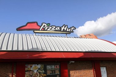 Swansea, İngiltere: 21 Eylül 2017: Pizza Hut bir Amerikan restoran ve franchise, pizza ve makarna gibi onun İtalyan-Amerikan mutfağı menü için bilinen mevcuttur