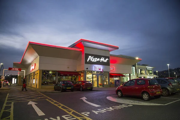 Swansea, İngiltere: 27 Aralık 2016: insanlar yürümek bir gece saat sürücü geçmiş. Pizza Hut bir Amerikan restoran ve pizza ve makarna gibi onun İtalyan-Amerikan mutfağı menü için bilinen franchise olduğunu. 