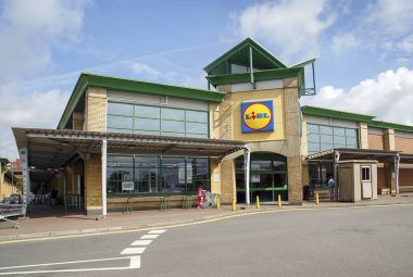 Swansea, İngiltere: 13 Ağustos 2017: Lidl deposunda satan yiyecek ve iç bileşen. Lidl bir Alman indirim supermarkretailet zinciri ve üzerinde 10.000 Avrupa'da.