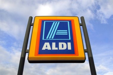Swansea, İngiltere: Mayıs 2016: Aldi mağaza ticari işareti mavi gökyüzü karşı. Aldi Almanya'da yaklaşık 4200 mağazasıyla büyük indirim süpermarket zinciri bu. Daha düşük fiyatlı ürünlerde uzmanlaşmış.