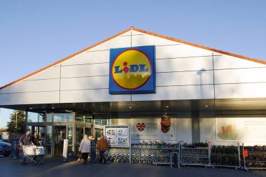 Llanelli, Galler, Birleşik Krallık: 07 Kasım 2016:. Lidl süpermarket Alman küresel indirim süpermarket zinciri bu. alışveriş girme ve mağaza ile süpermarket arabası bırakarak