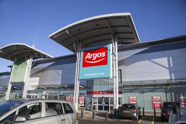 Swansea, İngiltere: 28 Aralık 2016: araba park otopark devre dışı ile elde edilebilir stok alınan bir Argos Megastore ana giriş.