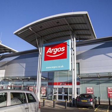 Swansea, İngiltere: 28 Aralık 2016: araba park otopark devre dışı ile kullanılabilir bir kare biçiminde mağaza yakınındaki alınan bir Argos Megastore ana giriş