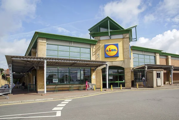 Swansea, İngiltere: 13 Ağustos 2017: Lidl deposunda satan yiyecek ve iç bileşen. Lidl bir Alman indirim supermarkretailet zinciri ve üzerinde 10.000 Avrupa'da.