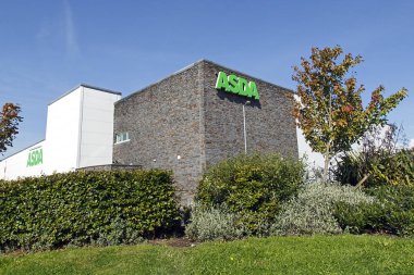 Swansea, İngiltere: 19 Eylül 2017: Asda süpermarket. Leeds, West Yorkshire merkezi bir Amerikan sermayeli, İngiliz kurulan süpermarket perakendeci Asda mağazaları Limited olduğunu.