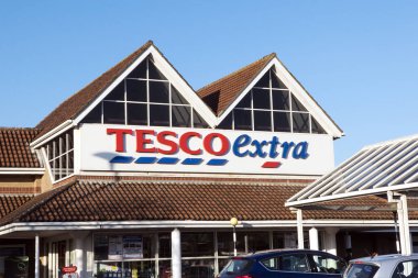 Llanelli, İngiltere: 25 Ocak 2016: ön Galler bir Tesco Ekstra Superstore görünümünü. Tesco Plc bir İngiliz çok uluslu bakkal ve genel mal perakendeci olduğunu. 