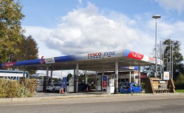 Llanelli, İngiltere: 21 Eylül 2017: müşterilerinin arabalarına benzin, Tesco benzin istasyonu ile doldurmak için dispenserler kullanıyorsanız.
