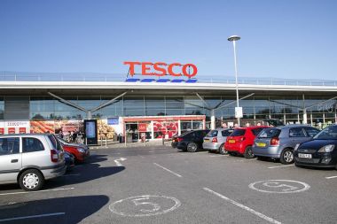Swansea, İngiltere: 17 Haziran 2017: ön görünüm Tesco süpermarket mağaza İngiltere'de otopark müşteri ile 