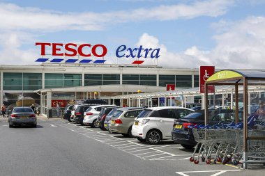 Swansea, İngiltere: 09 Temmuz 2017: ön Galler bir Tesco Ekstra Superstore görünümünü. Tesco Plc bir İngiliz çok uluslu bakkal ve genel mal olduğunu. Alışveriş girerken ya da çıkarken Dükkanı.