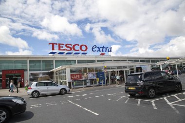 Swansea, İngiltere: 09 Temmuz 2017: ön Galler bir Tesco Ekstra Superstore görünümünü. Tesco Plc bir İngiliz çok uluslu bakkal ve genel mal olduğunu. Alışveriş girerken ya da çıkarken Dükkanı.