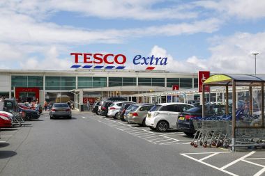 Swansea, İngiltere: 09 Temmuz 2017: ön Galler bir Tesco Ekstra Superstore görünümünü. Tesco Plc bir İngiliz çok uluslu bakkal ve genel mal olduğunu. Alışveriş girerken ya da çıkarken Dükkanı.
