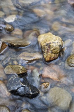 Bir dikey biçimde bir akıştaki akan su