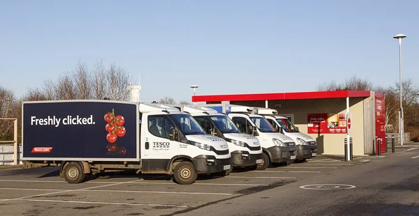 Swansea, İngiltere: 28 Aralık 2016: Tesco teslim kamyonlarının tıklayın ve toplamak toplama bina önünde bir satır. Tesco doğrudan online alışveriş ve ertesi gün tıklayın ve toplamak yararlanmak