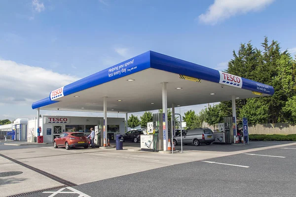 Swansea, İngiltere: 01 Haziran 2016: müşterilerinin arabalarına benzin, Tesco benzin istasyonu ile doldurmak için dispenserler kullanıyorsanız.