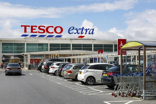 Swansea, İngiltere: 09 Temmuz 2017: ön Galler bir Tesco Ekstra Superstore görünümünü. Tesco Plc bir İngiliz çok uluslu bakkal ve genel mal olduğunu. Alışveriş girerken ya da çıkarken Dükkanı.