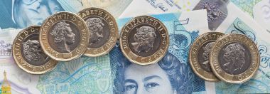 Londra, İngiltere: 20 Nisan 2017: 2017 yılında yayımlanan yeni BI-metalik bir İngiliz Lirası para yeni bir polimer beş Lirası Not yerleştirilir. Her ikisi de Kraliçe Elizabeth ll başkanı gösteriyorsun.
