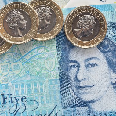 Londra, İngiltere: 20 Nisan 2017: 2017 yılında yayımlanan yeni BI-metalik bir İngiliz Lirası para yeni bir polimer beş Lirası Not yerleştirilir. Her ikisi de Kraliçe Elizabeth II başkanı kare biçiminde gösteriliyor