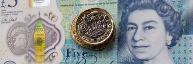 Londra, İngiltere: 20 Nisan 2017: 2017 yılında yayımlanan yeni BI-metalik bir İngiliz Lirası para yeni bir polimer beş Lirası Not yerleştirilir. Her ikisi de sahte caydırmak için tasarlanmıştır. 