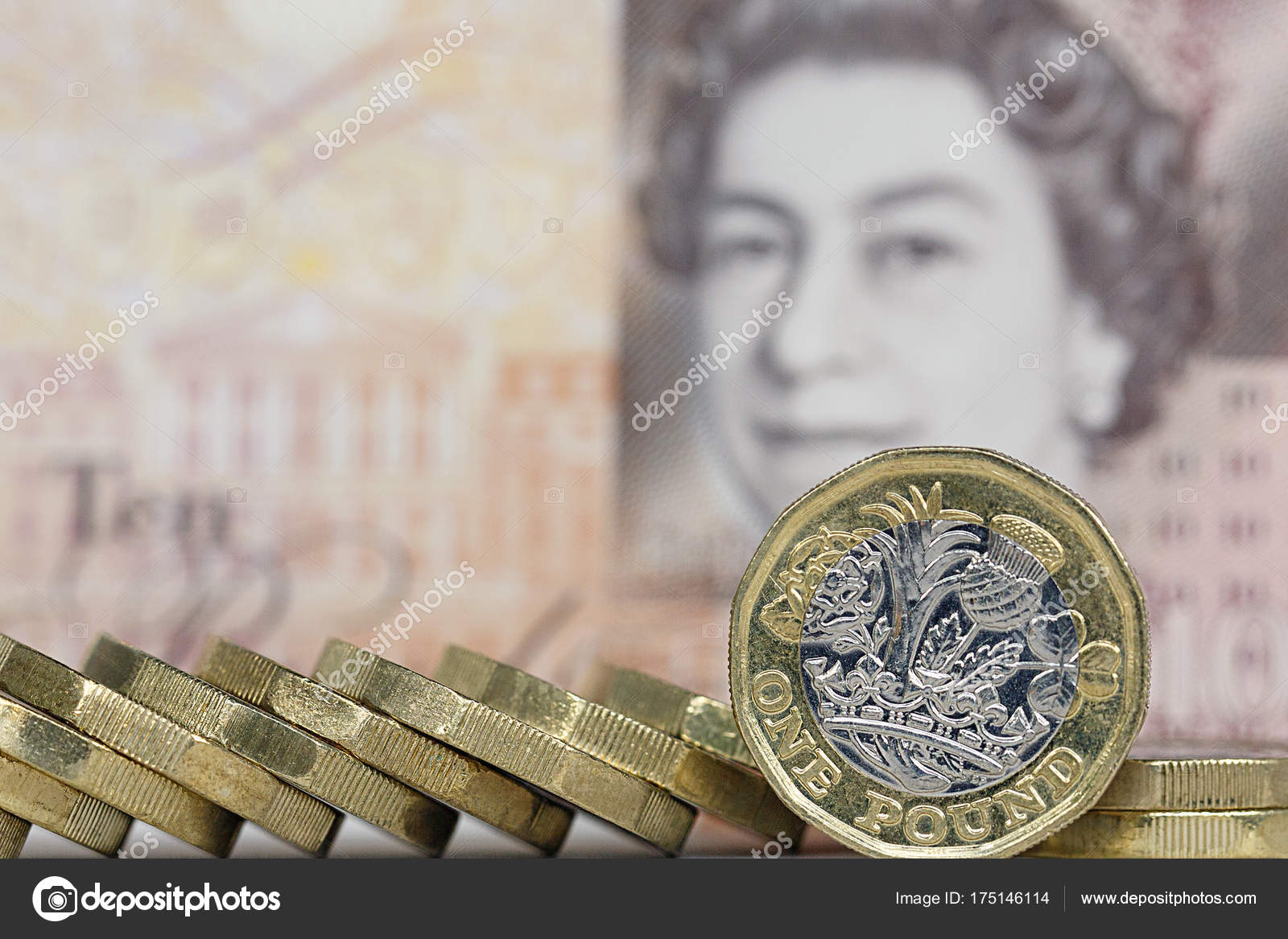 2017年10月03日英国一磅硬币站在一个新的十英镑纸币的前面有选择的焦点新的英国货币旨在阻止假冒—— 库存社论照片©