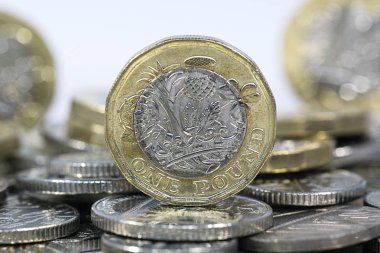 Bir İngiliz Lirası para ile yatay bir biçimde - İngiliz para birimi seçici odak