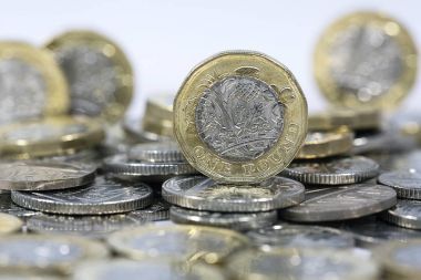 İngiliz para birimi - bir İngiliz Lirası para ile yatay bir biçimde seçici odak