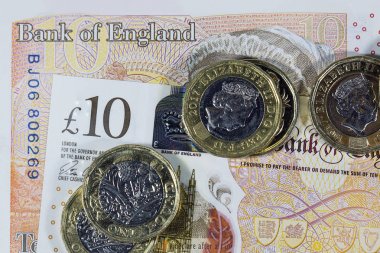 Londra, İngiltere: 03 Ocak 2017: İngiliz bir İngiliz Lirası paralar on Lirası Not arka planı yatay bir biçimde ile. Sikke ve Not sahtecilik caydırmak için tasarlanmış yeni bir sorun vardır. Not polimer ve su geçirmez değil