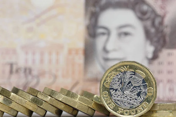 Londra, İngiltere: 03 Ekim 2017: seçici odak ile yeni bir on Lirası Not önünde duran İngiliz bir İngiliz Lirası para. Sahtecilik caydırmak için tasarlanmış yeni İngiliz para birimi 