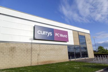 Swansea, İngiltere: 28 Aralık 2016: Currys ve Pc dünya Carphone ambar birleşmeyle mağaza. Bir bilgisayar donanım mağaza Bina dış yan görünüm