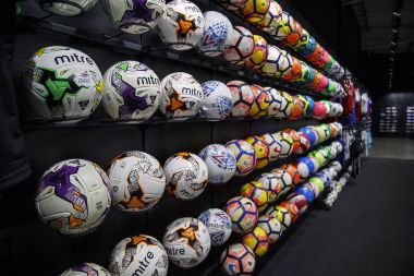 Swansea, İngiltere: 09 Temmuz 2017: futbol topları yatay biçimde altı satır.