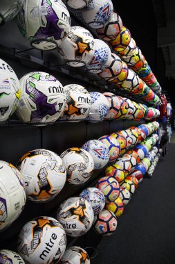 Swansea, İngiltere: 09 Temmuz 2017: futbol topları bir dikey biçimde altı satır.