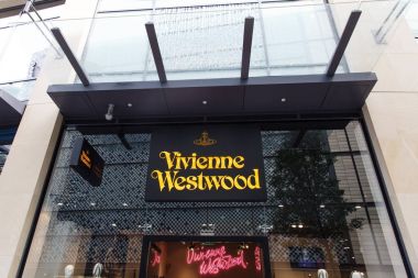 Cardiff, Uk: 05 Ağustos 2016: A Vivienne Westwood moda outlet Cardiff. 1980 's onun öncü punk modası için ünlü Ms Westwood hala onun moda hattı dükkan veya Internet üzerinden satıyor.