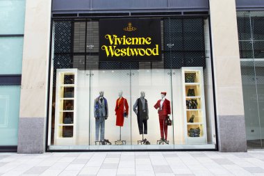 Cardiff, Uk: 05 Ağustos 2016: A Vivienne Westwood moda outlet Cardiff. 1980 's onun öncü punk modası için ünlü Ms Westwood hala onun moda hattı dükkan veya Internet üzerinden satıyor.