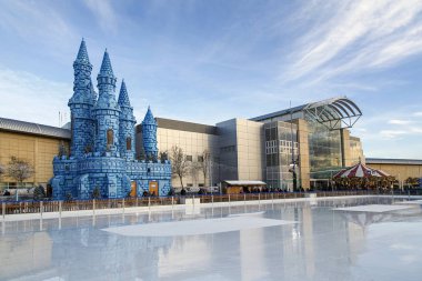 Bristol, İngiltere: 14 Aralık 2016: aileler tadını buz pateni, Cribbs Causeway alışveriş merkezinde bir Noel kış Harikalar Diyarı