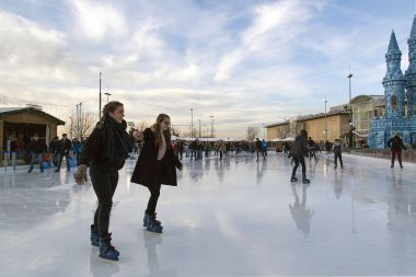 Bristol, İngiltere: 14 Aralık 2016: aileler tadını buz pateni, Cribbs Causeway alışveriş merkezinde bir Noel kış Harikalar Diyarı