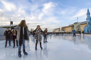 Bristol, İngiltere: 14 Aralık 2016: aileler tadını buz pateni, Cribbs Causeway alışveriş merkezinde bir Noel kış Harikalar Diyarı