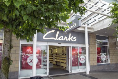 Swansea, İngiltere: 09 Temmuz 2017: A Clarks Ayakkabı mağazası. Clarks Somerset, İngiltere merkezli bir Uluslararası Ayakkabı üreticisi olduğunu