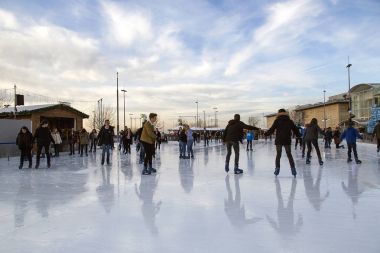 Bristol, İngiltere: 14 Aralık 2016: aileler tadını buz pateni, Cribbs Causeway alışveriş merkezinde bir Noel kış Harikalar Diyarı