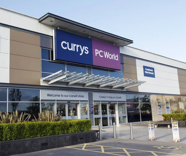 Swansea, İngiltere: 28 Aralık 2016: Currys ve Pc dünya Carphone ambar birleşmeyle mağaza. Bina dış bilgisayar donanım mağaza