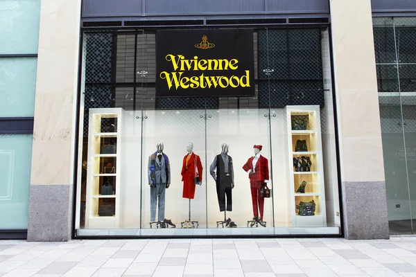 Cardiff, Uk: 05 Ağustos 2016: A Vivienne Westwood moda outlet Cardiff. 1980 's onun öncü punk modası için ünlü Ms Westwood hala onun moda hattı dükkan veya Internet üzerinden satıyor.