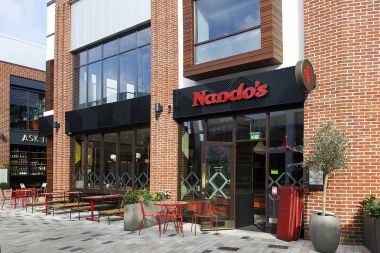Stratford upon Avon, İngiltere: 14 Ekim 2017: Nando's olduğunu Güney Afrika, Mozambik/Portekizce temalı, 1987 yılında kurulan kaynaklanan bir uluslararası casual yemek restoran zinciri.