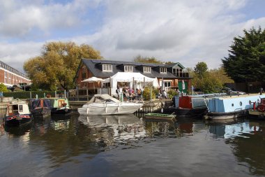 Stratford upon Avon, İngiltere: 14 Ekim 2017: insanlar varmak Marina Cafe Bistro bir yemek için ve turistik şehir Stratford upon Avon, İngiltere'de nehirde görmek zevk