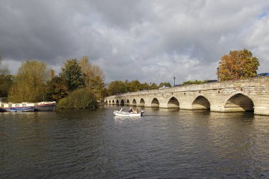 Stratford upon Avon, İngiltere: 14 Ekim 2017: bir aile zevk küçük bir işe alınan Motorlu tekne, Avon Nehri üzerinde bir tekne yolculuğu