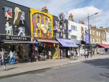 Londra, İngiltere: 26 Temmuz 2016: turist Camden ana cadde üzerinde renkli ve funky dükkan yürümek. Camden Town bölge iç Londra, Londra'nın en popüler yerlerden turistler ile.