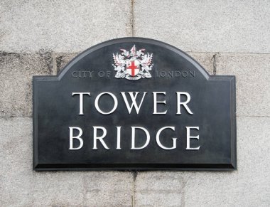 Londra, İngiltere: 26 Temmuz 2016: Tower Bridge Londra Insignia ile yol işareti.