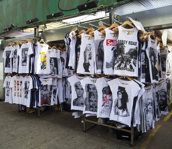 London Großbritannien Juli 2016 Shirts Zum Verkauf Den Farbenfrohen Und — Stockfoto